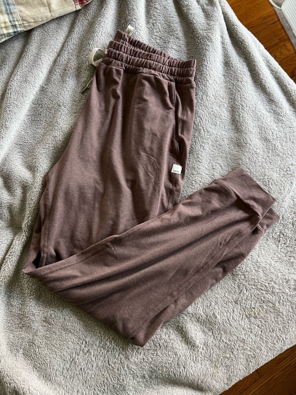 Vuori Women’s Fossil Heather Brown Performance Joggers Medium - Picture 2 of 5
